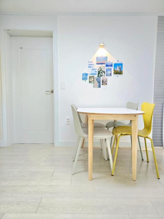 Kitchen or kitchenette, Living room, Dining area, Meals, kitchen