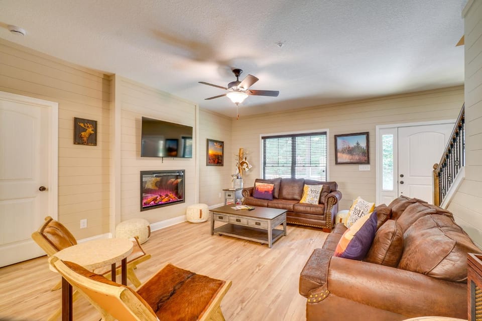 Walk to Dollywood Cabin with Pool, Arcade, Gym Cabin in Pigeon Forge