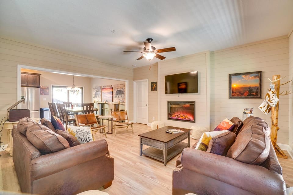 Walk to Dollywood Cabin with Pool, Arcade, Gym Cabin in Pigeon Forge