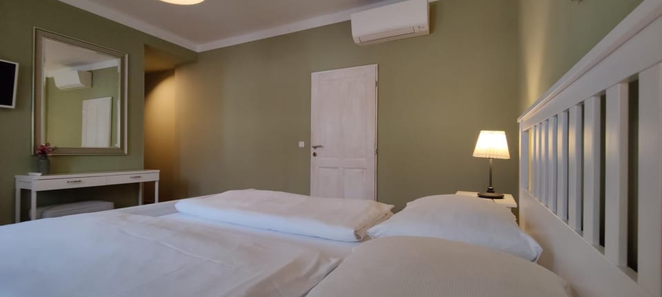 Photo of the whole room, Bedroom, air conditioner