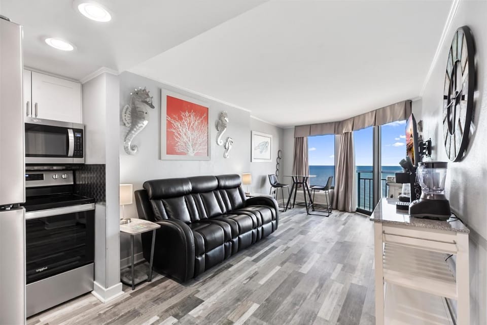 Kitchen or kitchenette, Living room, Seating area, Dining area, oven, stove