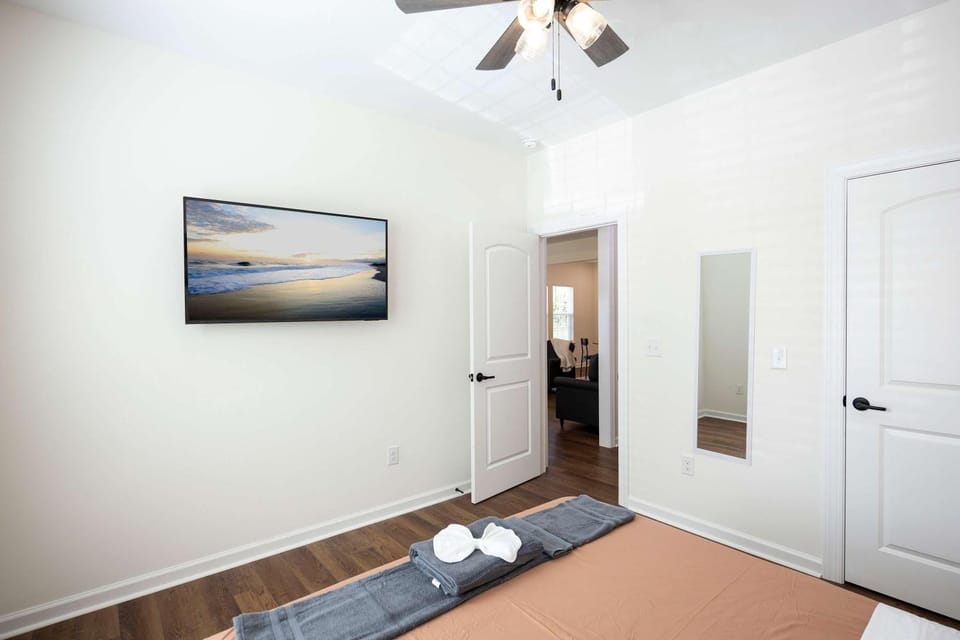 4 Min to Downtown - En-Suite Bath - Washer and Dryer House in Burlington