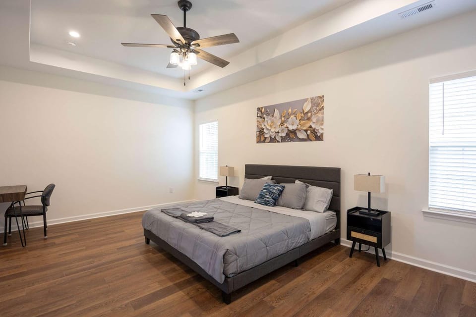 4 Min to Downtown - En-Suite Bath - Washer and Dryer House in Burlington