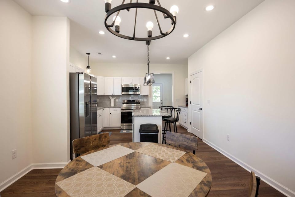4 Min to Downtown - En-Suite Bath - Washer and Dryer House in Burlington