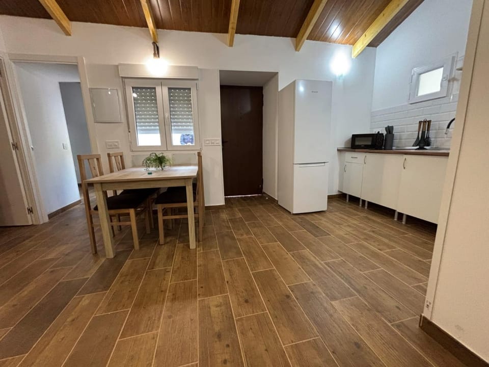 Kitchen or kitchenette, Dining area