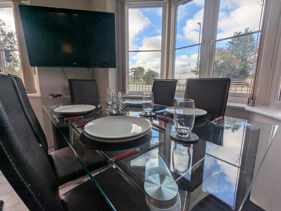 Seating area, Dining area