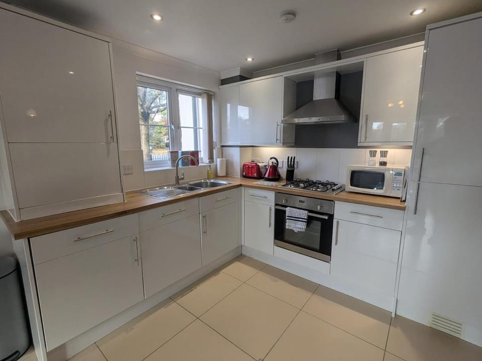 Coffee/tea facilities, Kitchen or kitchenette, dishwasher, oven, stove, toaster