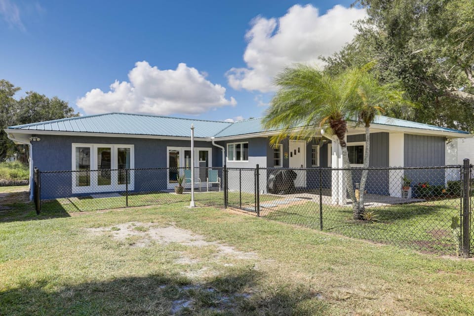 Boat Dock & Yard: Waterfront Okeechobee Retreat House in Buckhead Ridge