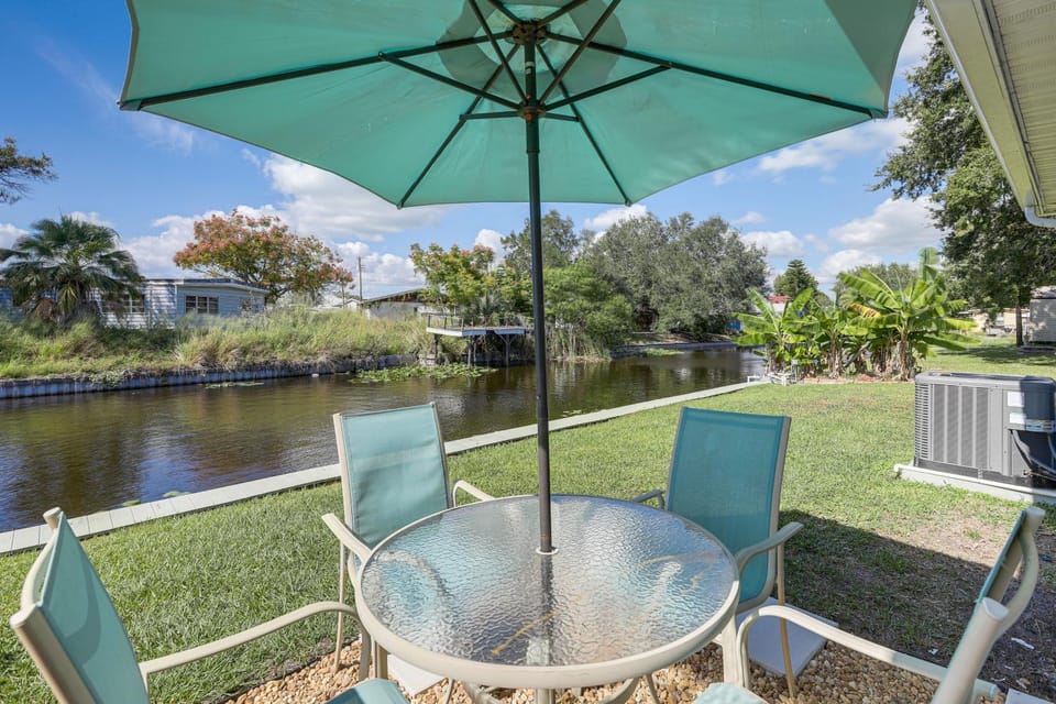 Boat Dock & Yard: Waterfront Okeechobee Retreat House in Buckhead Ridge