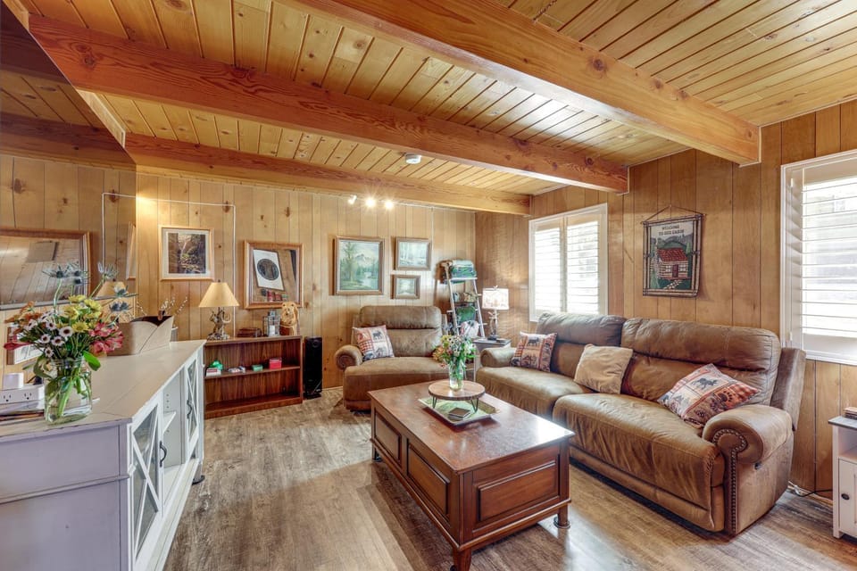 1 Mi to Big Bear Mtn! Pet-Friendly, Walkable Cabin Cabin in Big Bear