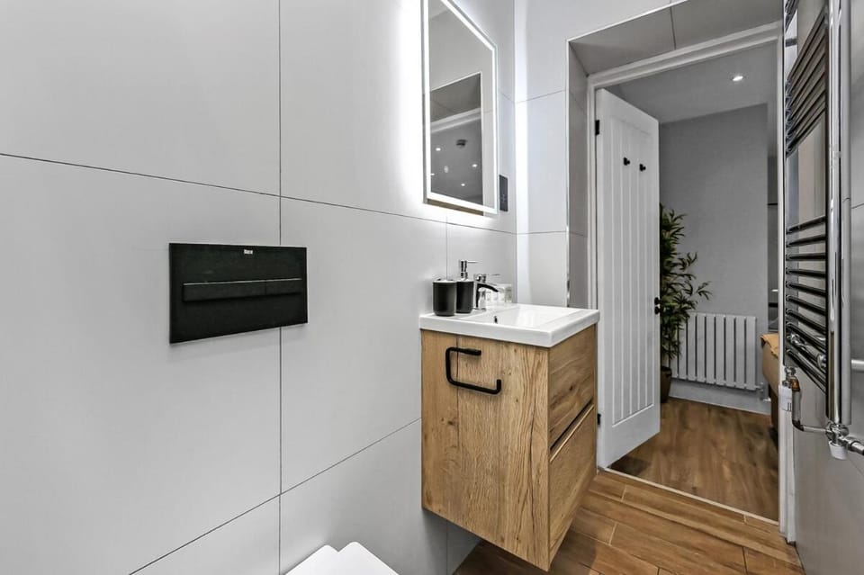 Unwind in Style The Ultimate Studio Getaway Apartment in Edgware