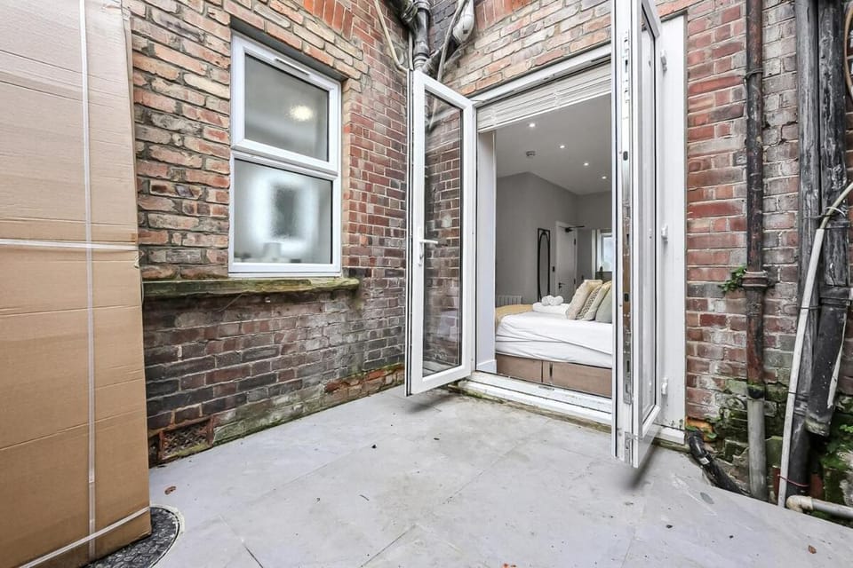Unwind in Style The Ultimate Studio Getaway Apartment in Edgware