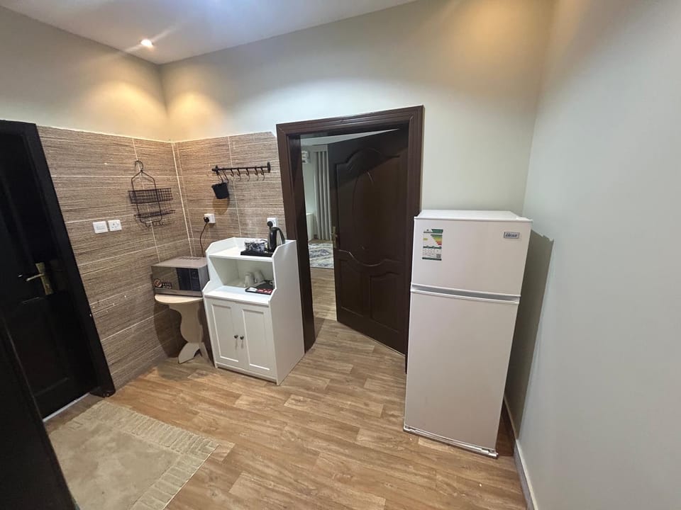Kitchen or kitchenette, microwave, minibar