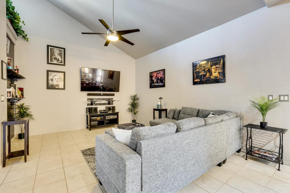 Relaxing Phoenix Home - Outdoor Entertainment Area House in Phoenix