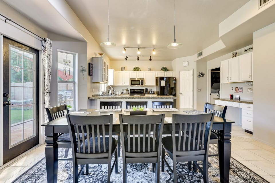 Relaxing Phoenix Home - Outdoor Entertainment Area House in Phoenix