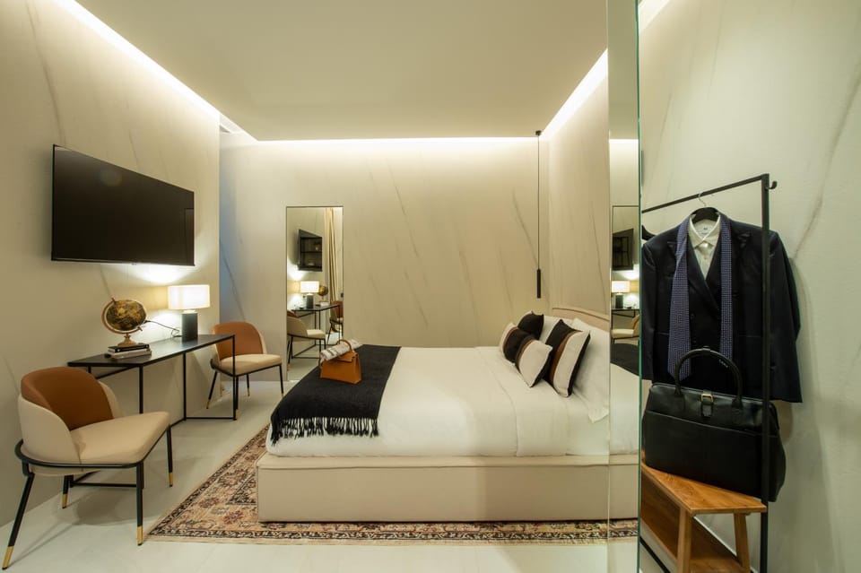 TV and multimedia, Photo of the whole room, Seating area, Bedroom