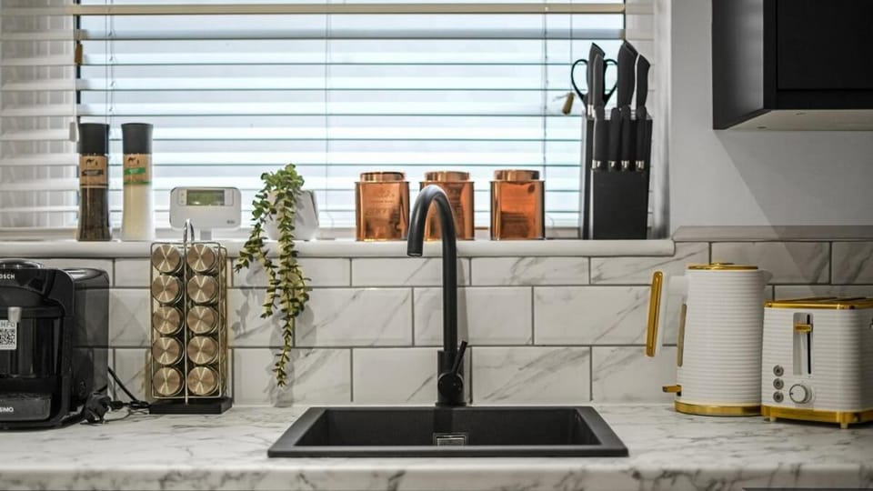 Compact Studio Nook Modern, Warm, Inviting Apartment in Edgware