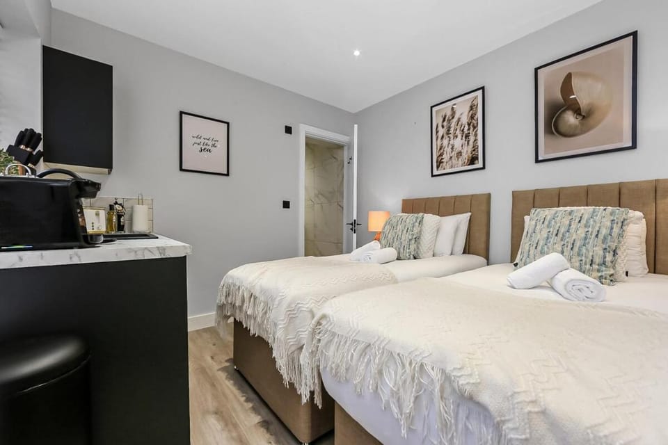 Compact Studio Nook Modern, Warm, Inviting Apartment in Edgware