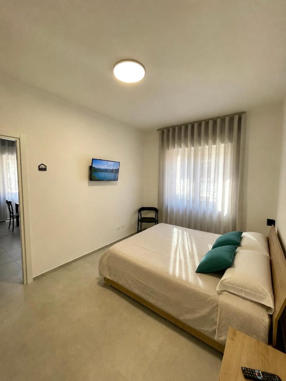 Bed, TV and multimedia, Photo of the whole room, Bedroom