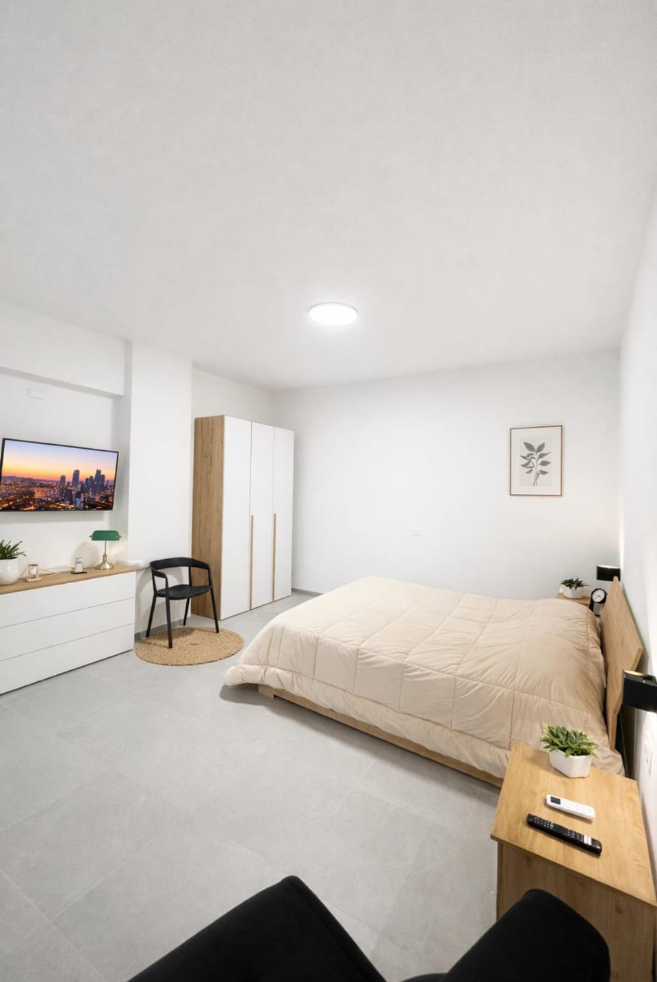 Bed, TV and multimedia, Photo of the whole room, Bedroom