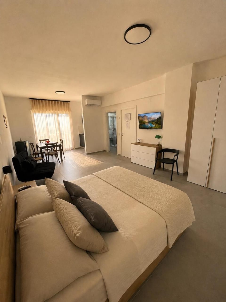 Bed, TV and multimedia, Photo of the whole room