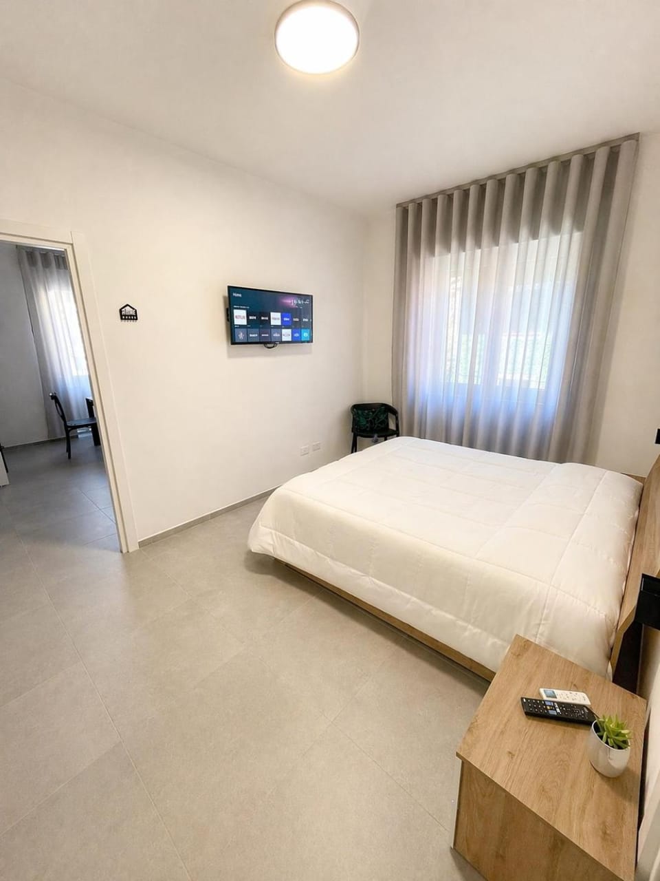 Bed, TV and multimedia, Photo of the whole room, Bedroom