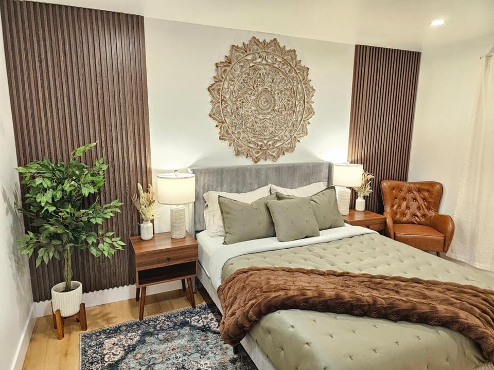 Photo of the whole room, Bedroom