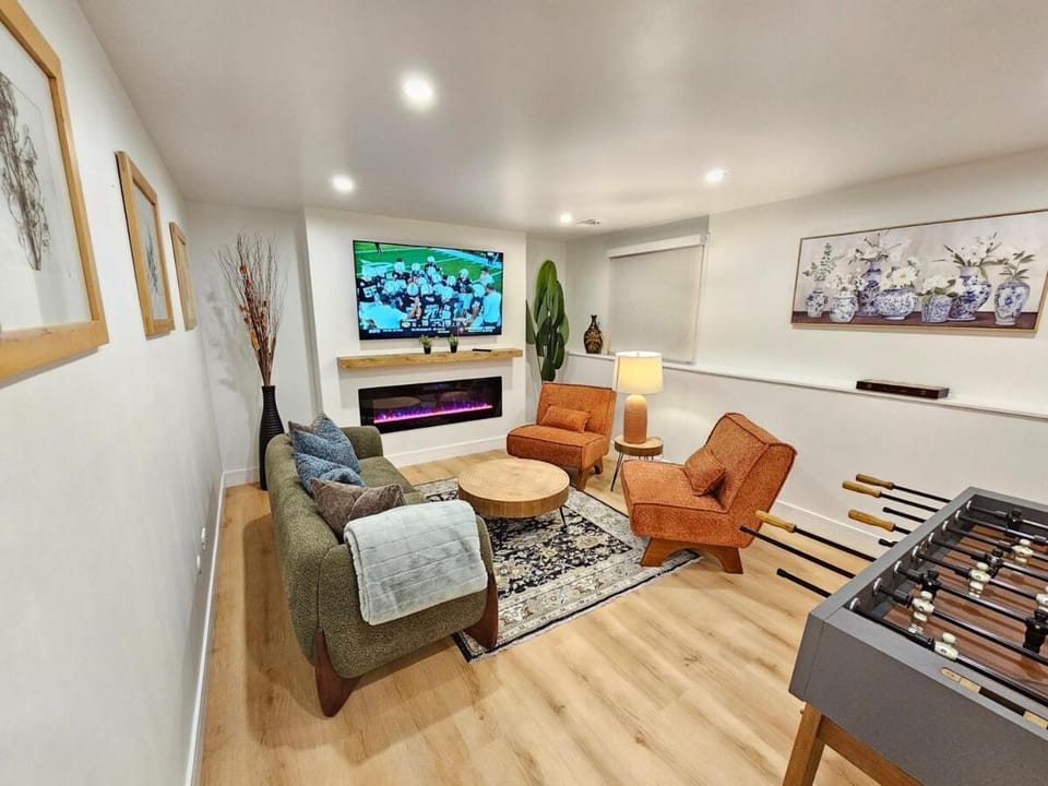 TV and multimedia, Living room, Seating area, Evening entertainment