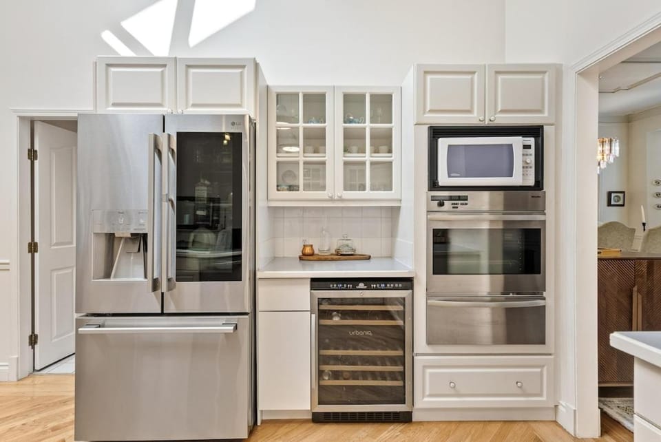 Kitchen or kitchenette, minibar