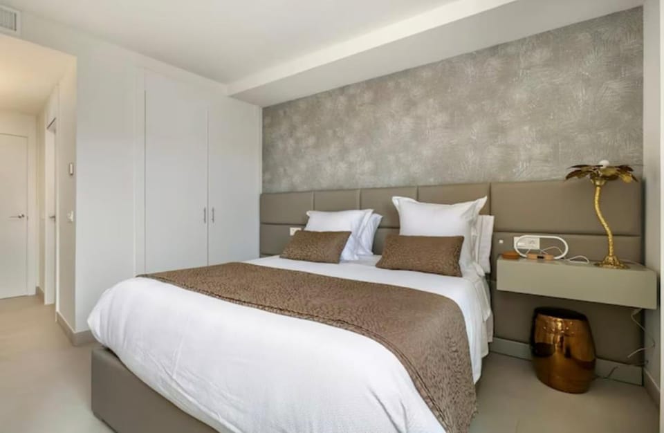 SeaView Luxe Apartment in Sitio de Calahonda