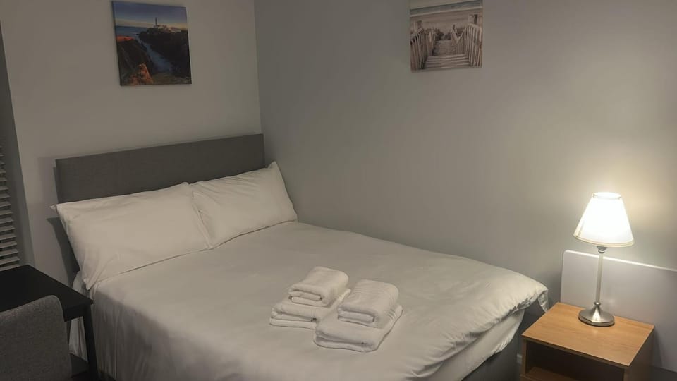 Bed, Bedroom, towels