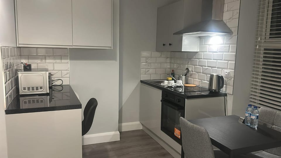 Coffee/tea facilities, Kitchen or kitchenette, Dining area, oven, stove, toaster