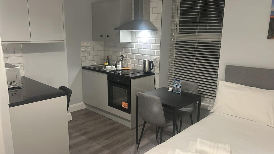 Bed, Kitchen or kitchenette, Dining area, oven, stove