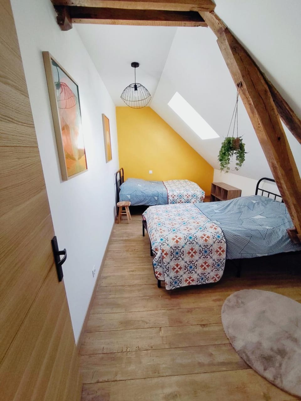 Photo of the whole room, Bedroom