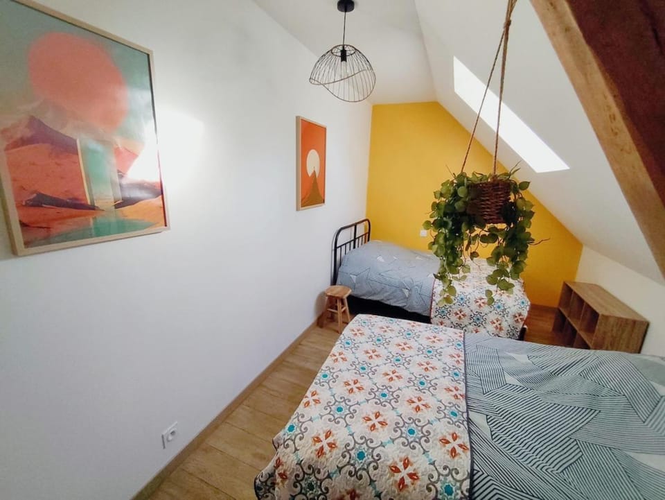 Photo of the whole room, Bedroom