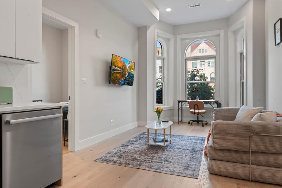 TV and multimedia, Kitchen or kitchenette, Living room, Seating area, Dining area