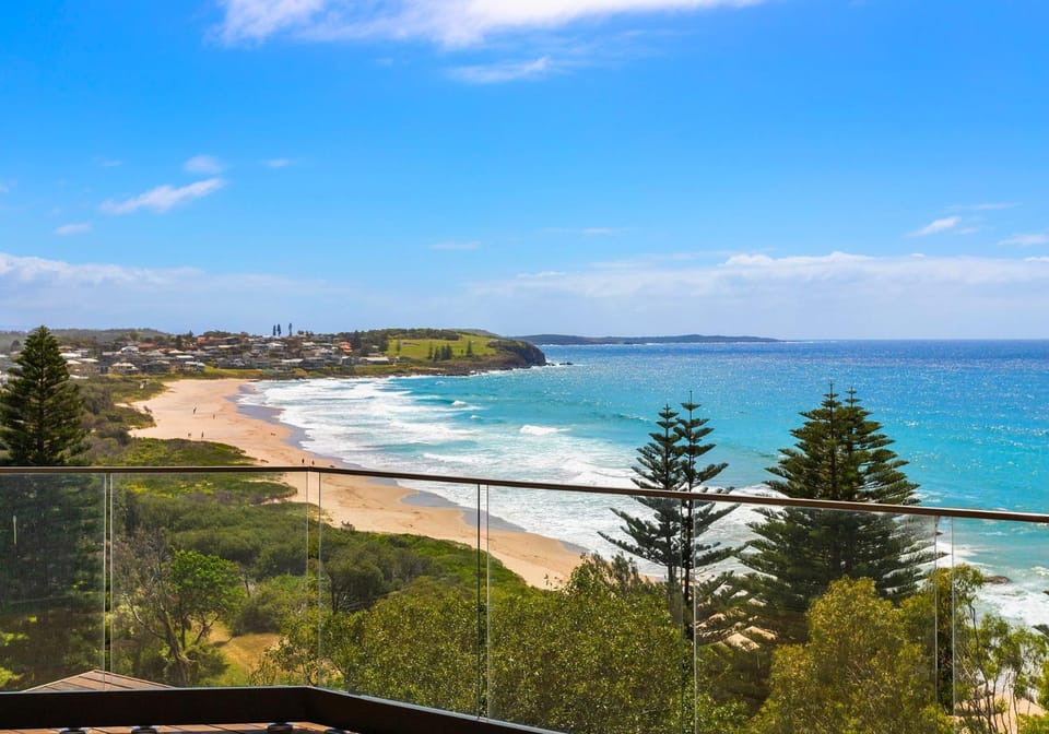 Morning Glow - Wake up to breathtaking views and golden sunrises at this serene coastal retreat. House in Kiama Downs