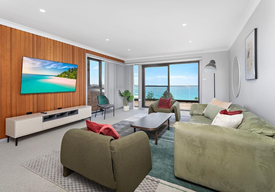 Morning Glow - Wake up to breathtaking views and golden sunrises at this serene coastal retreat. House in Kiama Downs