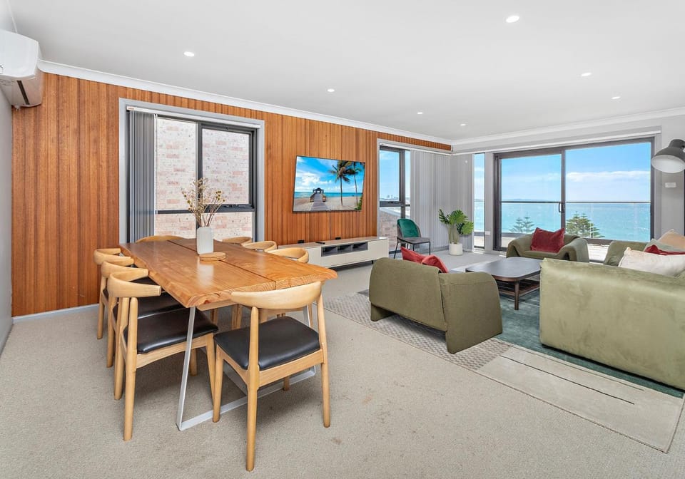 Morning Glow - Wake up to breathtaking views and golden sunrises at this serene coastal retreat. House in Kiama Downs
