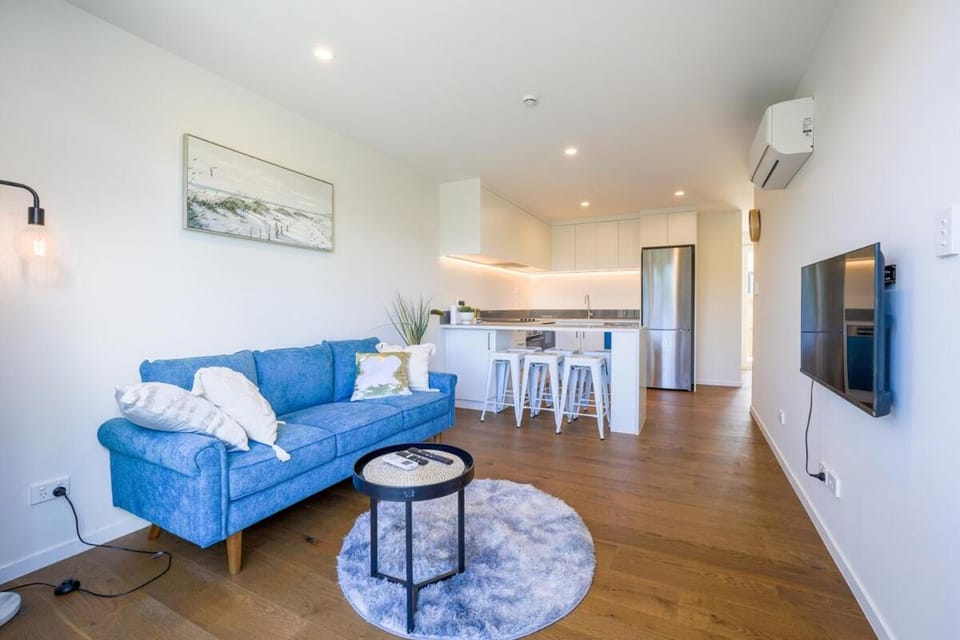 Contemporary Family Retreat Close to Airport House in Auckland