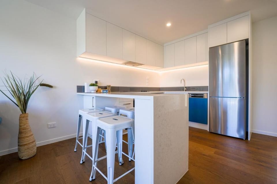 Contemporary Family Retreat Close to Airport House in Auckland