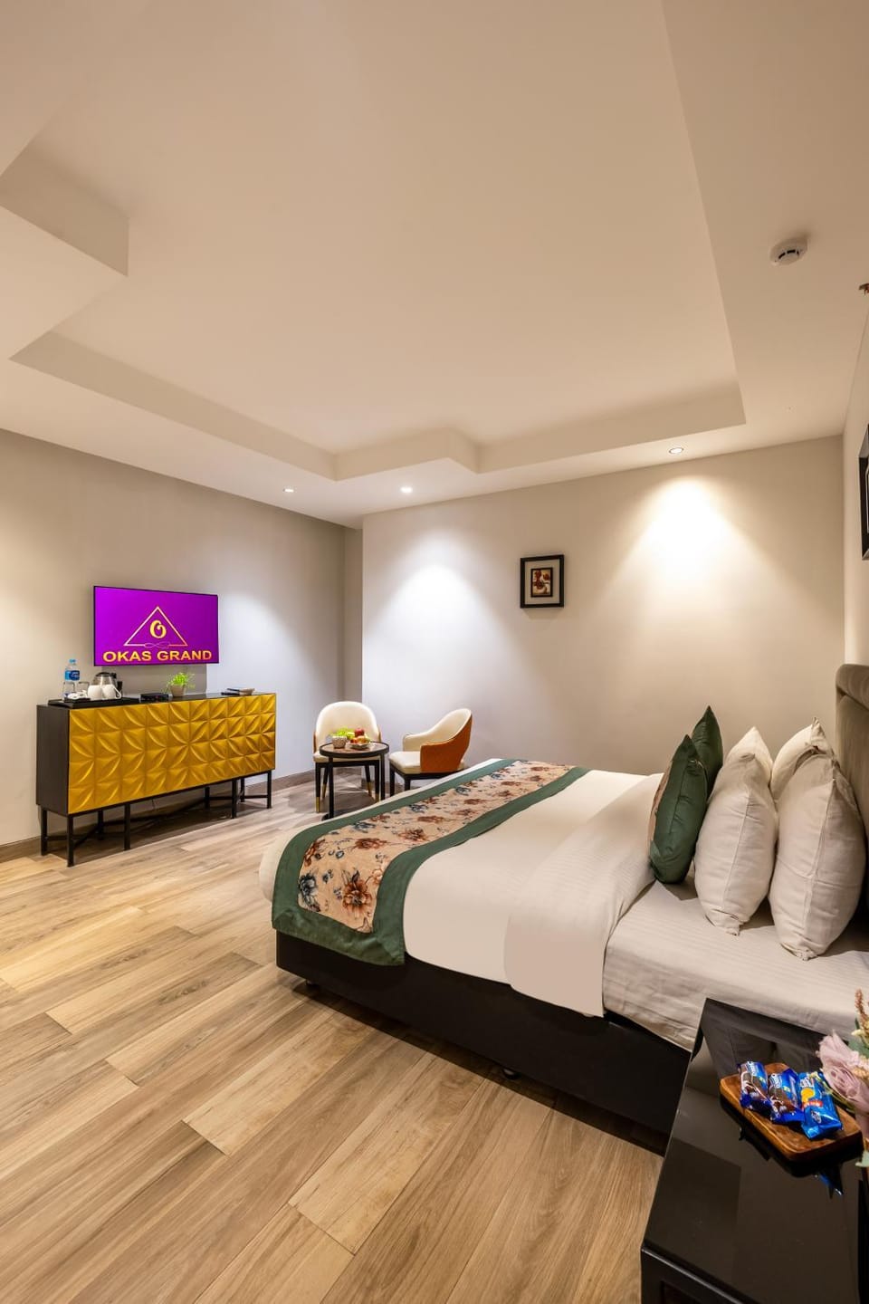 Communal lounge/ TV room, Bed, TV and multimedia, Living room, Photo of the whole room, Seating area, Evening entertainment, Bedroom