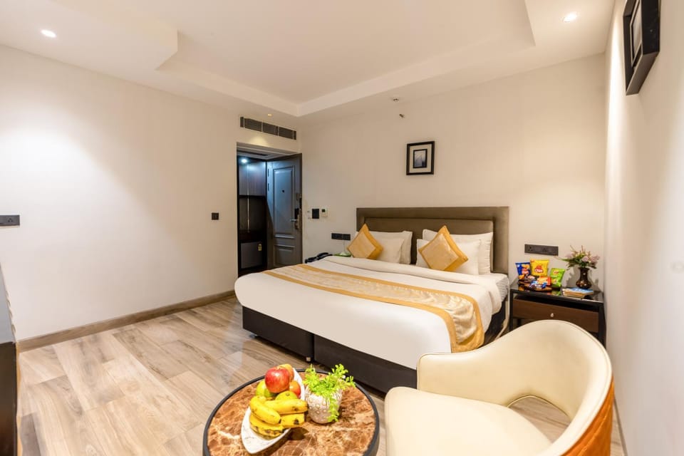 Bed, TV and multimedia, Living room, Food and drinks, Photo of the whole room, Seating area, Bedroom, Food