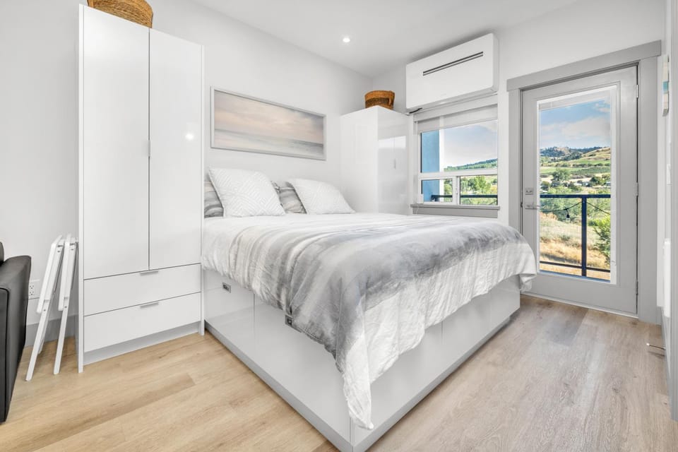 Bed, Bedroom, air conditioner