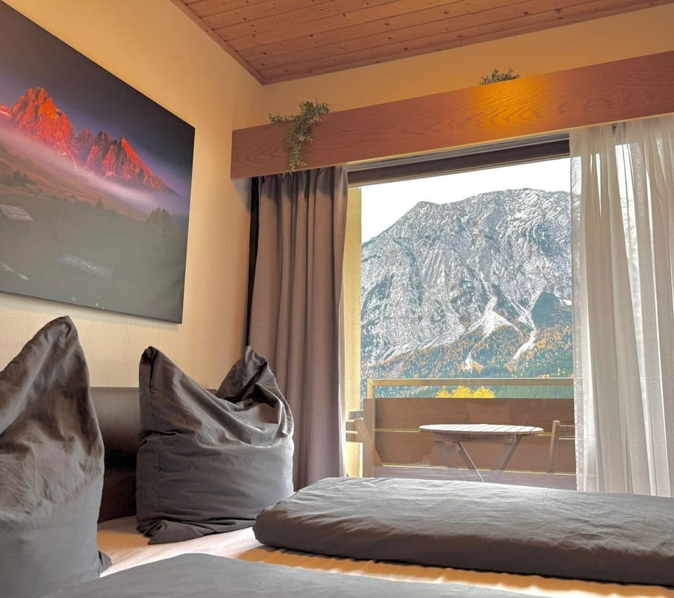 Bed, Natural landscape, Living room, Photo of the whole room, Seating area, Bedroom, Mountain view