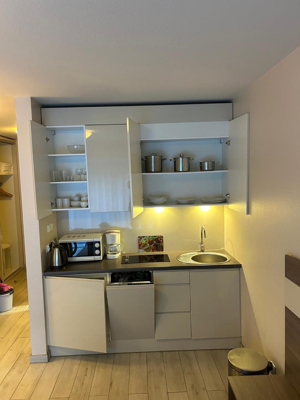 Coffee/tea facilities, Kitchen or kitchenette, microwave, oven, pet friendly, stove