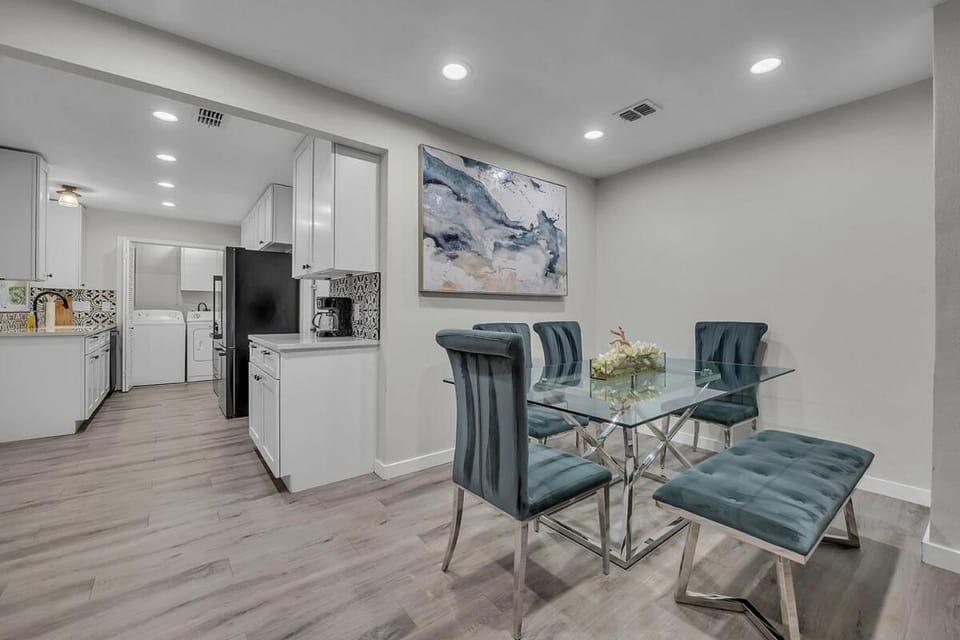 Cozy 5BR Home Sleeps 12 Near Downtown Austin and Tesla Apartment in Austin