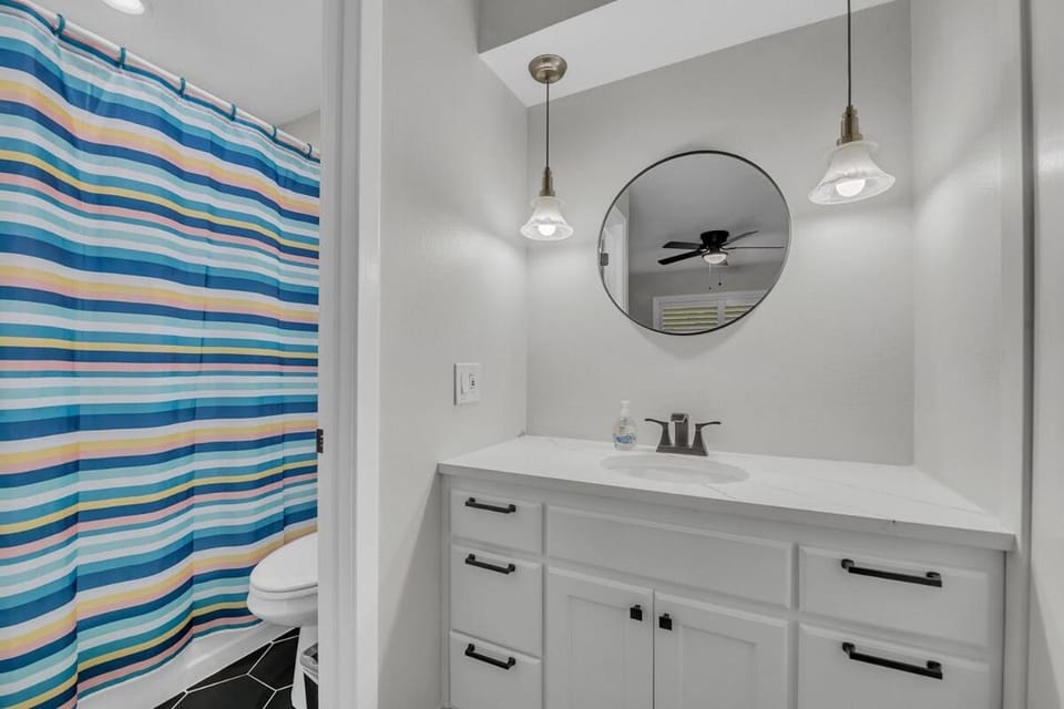 Cozy 5BR Home Sleeps 12 Near Downtown Austin and Tesla Apartment in Austin