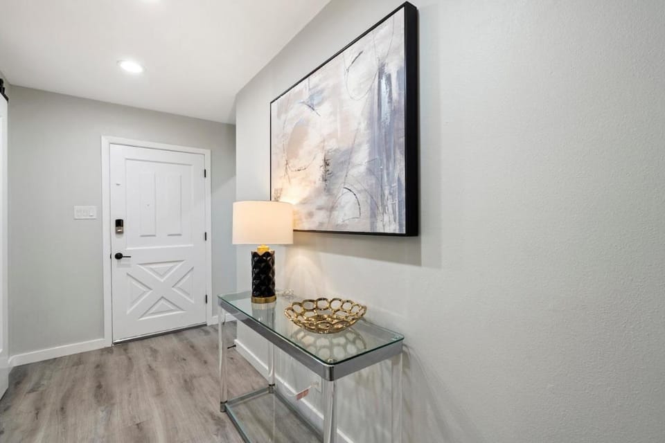 Cozy 5BR Home Sleeps 12 Near Downtown Austin and Tesla Apartment in Austin