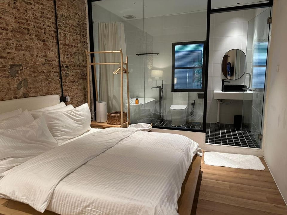 Bed, Bathroom, Photo of the whole room